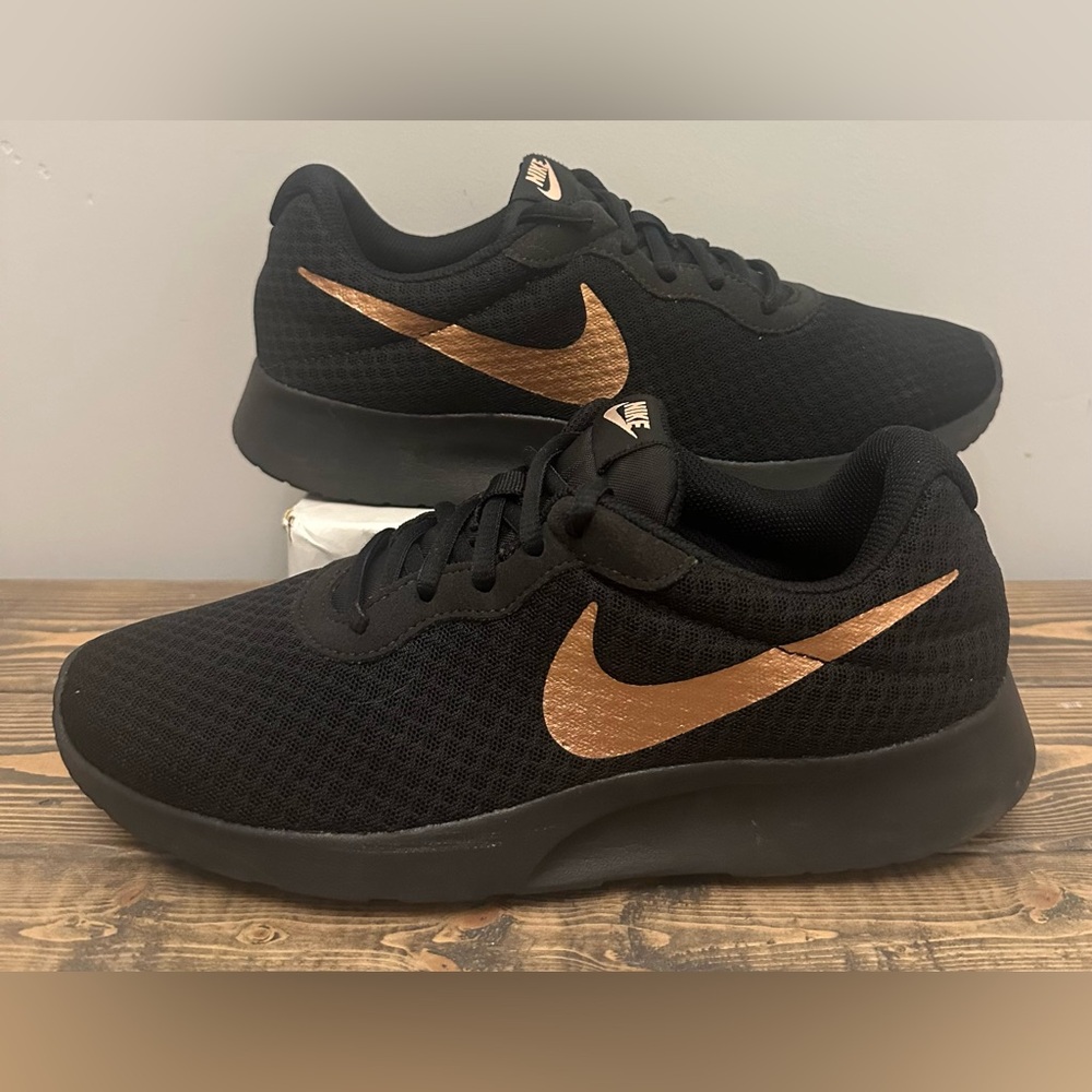 Nike Tanjun Running Shoe Black/Metallic Red Bronze 812655-005 Women’s 8.5